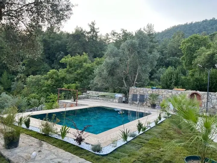 Türkise Ruhe am Waldhang